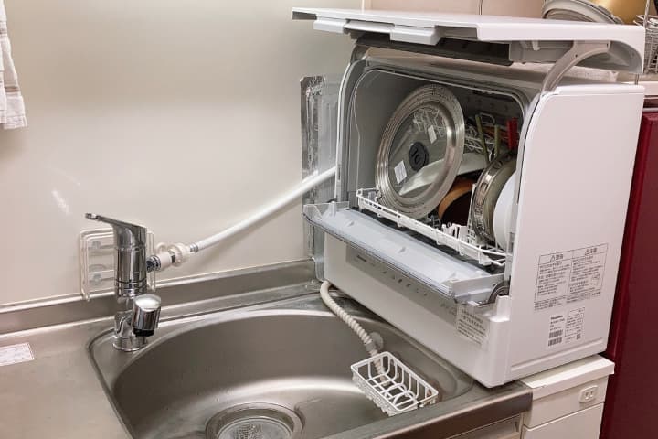 食洗機NP-TSK1を賃貸のキッチンに設置した様子（扉を開けた状態）