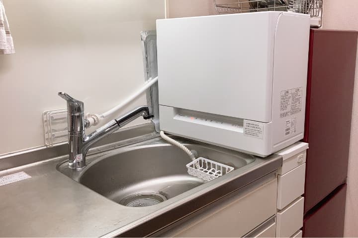 食洗機NP-TSK1を賃貸のキッチンに設置した様子（斜め）