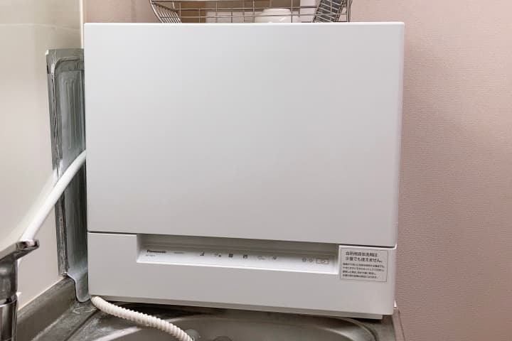 食洗機NP-TSK1を賃貸のキッチンに設置した様子（正面）