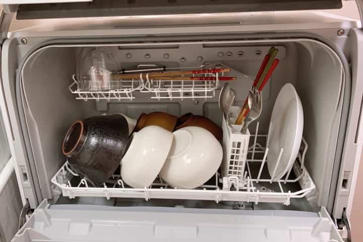 食洗機NP-TSK1の中に2人分の食器を入れた様子